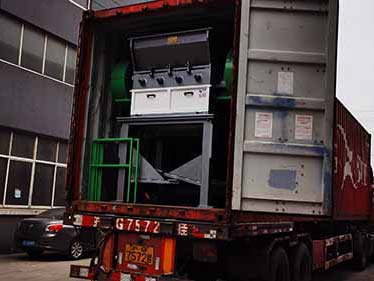 Heavy duty plastic granulator shredder machine loading into container ship to En...